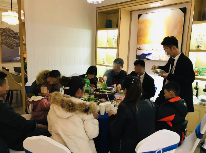 暖冬火鍋宴熱辣開(kāi)席，老友變新鄰，理想開(kāi)涮！